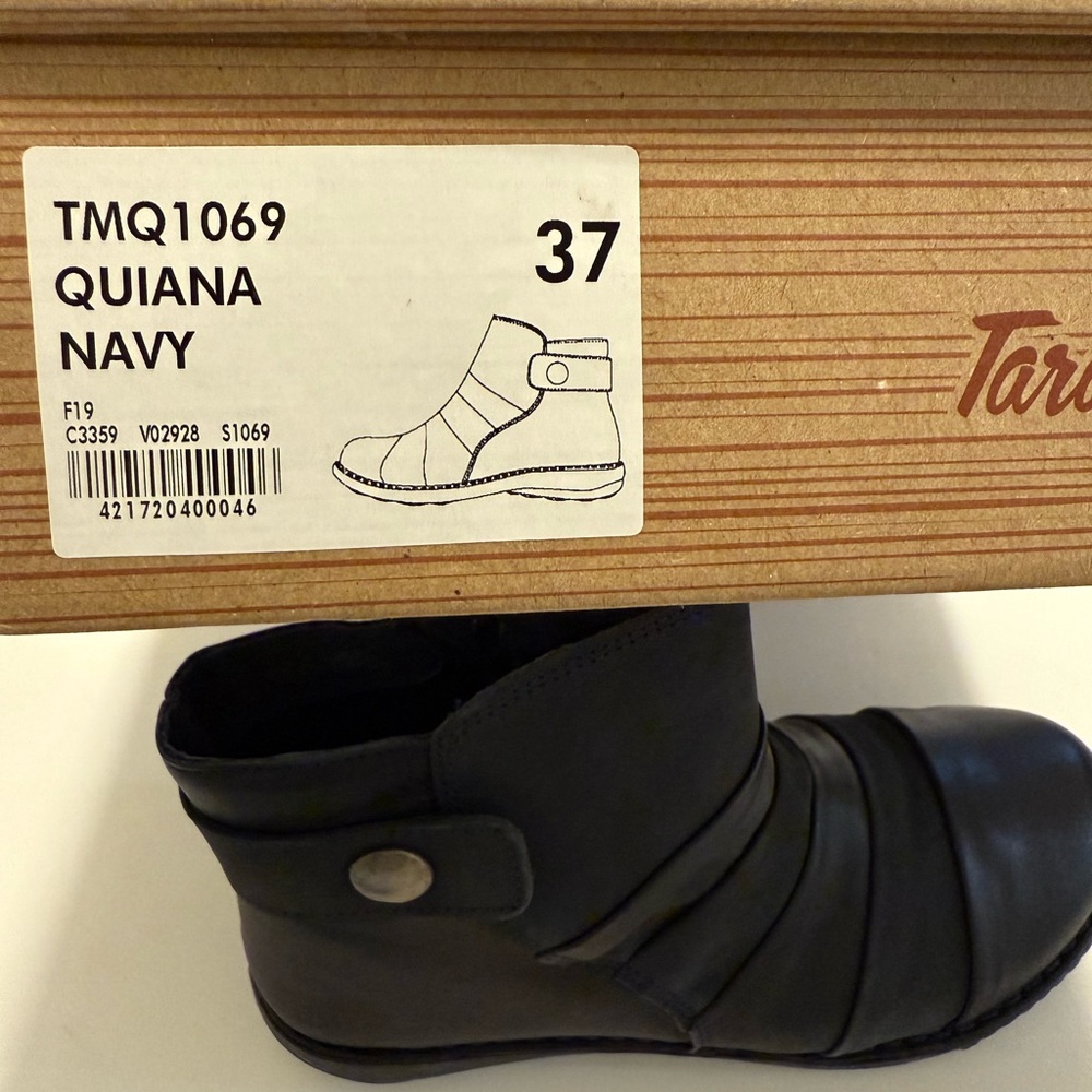 Quiana Navy Ankle Boots